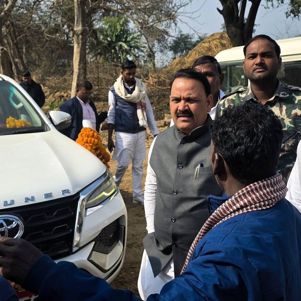 सासाराम सांसद ने थूम्हा गांव में सुनीं समस्याएं:ग्रामीणों ने पुल निर्माण की मांग की, सांसद ने दिया भरोसा