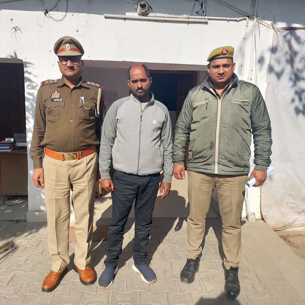 CM का फर्जी पीए बन ठगी का खेल:एटा में नौकरी के नाम पर 3 लाख हड़पे, एक गिरफ्तार