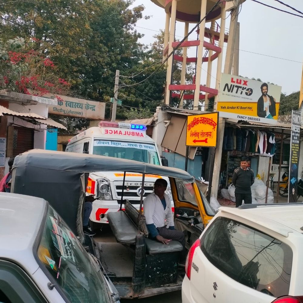 रोहतास में सरकारी एंबुलेंस 30 मिनट तक फंसी:मरीज को अस्पताल पहुंचाने में हुई देरी, ग्रामीणों ने जताई नाराजगी