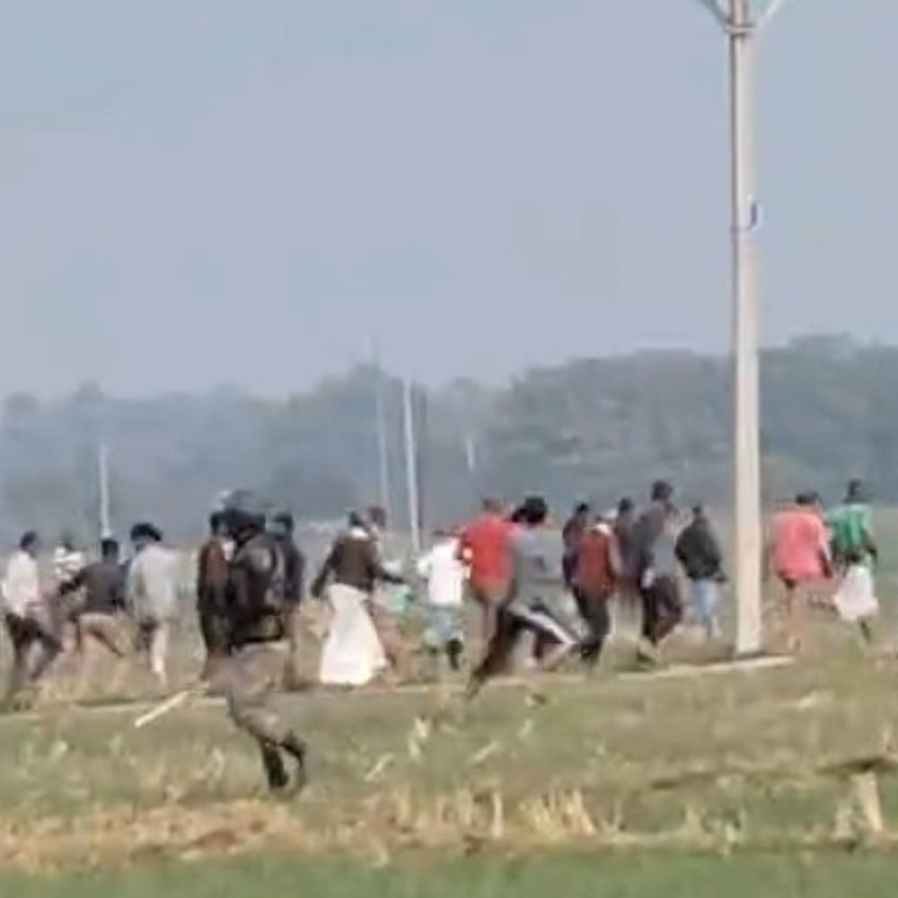 नवादा में अडानी प्लांट के लिए पोल गाड़ने का विरोध:पुलिस लाठीचार्ज में 12 ग्रामीण घायल, प्रशासन ने मुआवजे देने का किया दावा