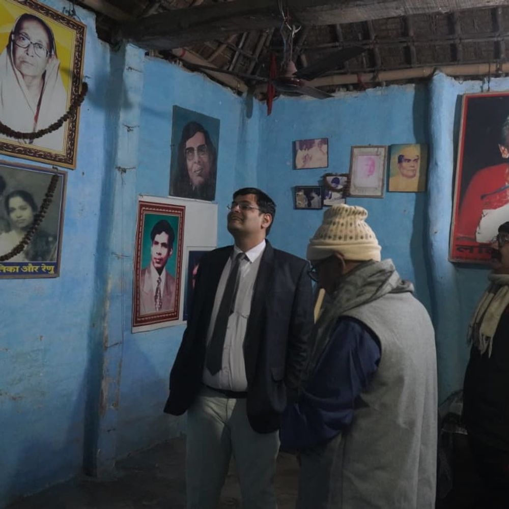 DM का फणीश्वर नाथ रेणु के पैतृक आवास में दौरा:अररिया में साहित्यकार की विरासत के संरक्षण पर दिया जोर