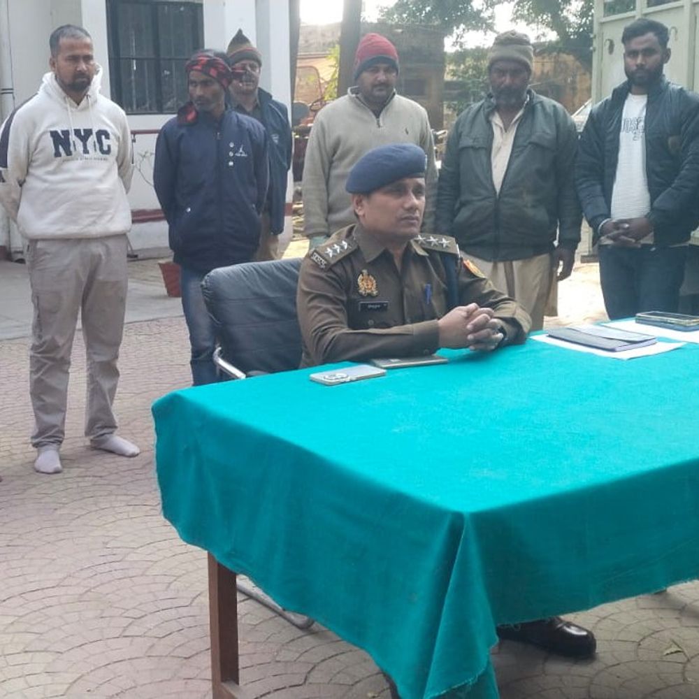 चंदौली में 8 तस्कर गिरफ्तार:4 वाहनों से 16 गोवंश बरामद, पश्चिम बंगाल ले जा रहे थे