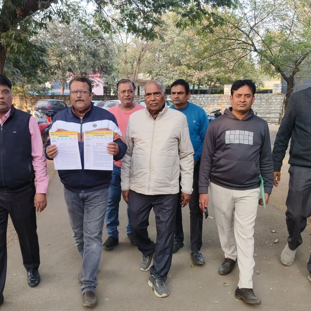 नीमच सर्राफा कारोबारी एसपी कार्यालय पहुंचे:झूठी शिकायतों पर जताया विरोघ, सुरक्षा की मांग को लेकर ज्ञापन सौंपा