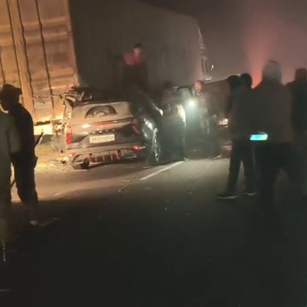 पटना में खड़े कंटेनर में टकराई स्कॉर्पियो, 4 की मौत:एक का धड़ निकला सिर गाड़ी में रह गया, कोहरे के चलते 2 और गाड़ियां टकराई