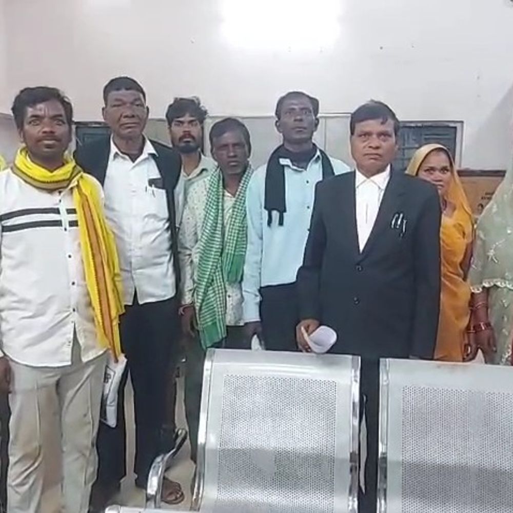 डिंडौरी में सरपंच और पंच एसडीएम कार्यालय पहुंचे:उपसरपंच के खिलाफ अविश्वास प्रस्ताव की मांग, भ्रष्टाचार रोकने का दावा