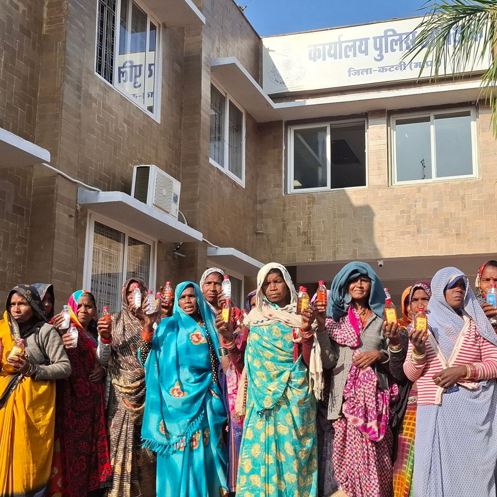 कटनी के स्लीमनाबाद में महिलाओं ने खुद पकड़ी अवैध शराब:पेटियां लेकर एसपी ऑफिस पहुंचीं; पुलिसकर्मियों पर रुपए लेकर कार्रवाई नहीं करने का आरोप