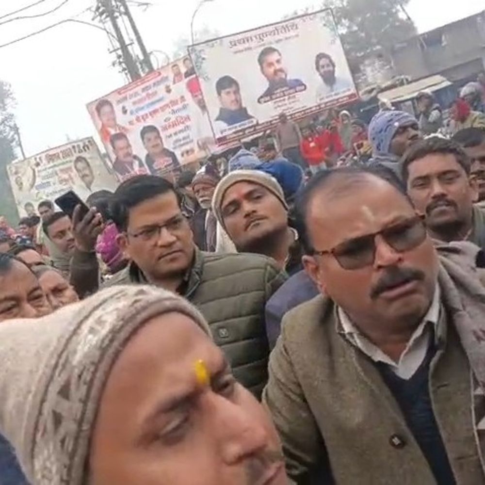 अधिवक्ताओं ने गोंडा-लखनऊ हाईवे पर चक्का जाम किया:बाराबंकी में अधिवक्ता से मारपीट पर रोष, टोल कर्मियों पर कार्रवाई की मांग