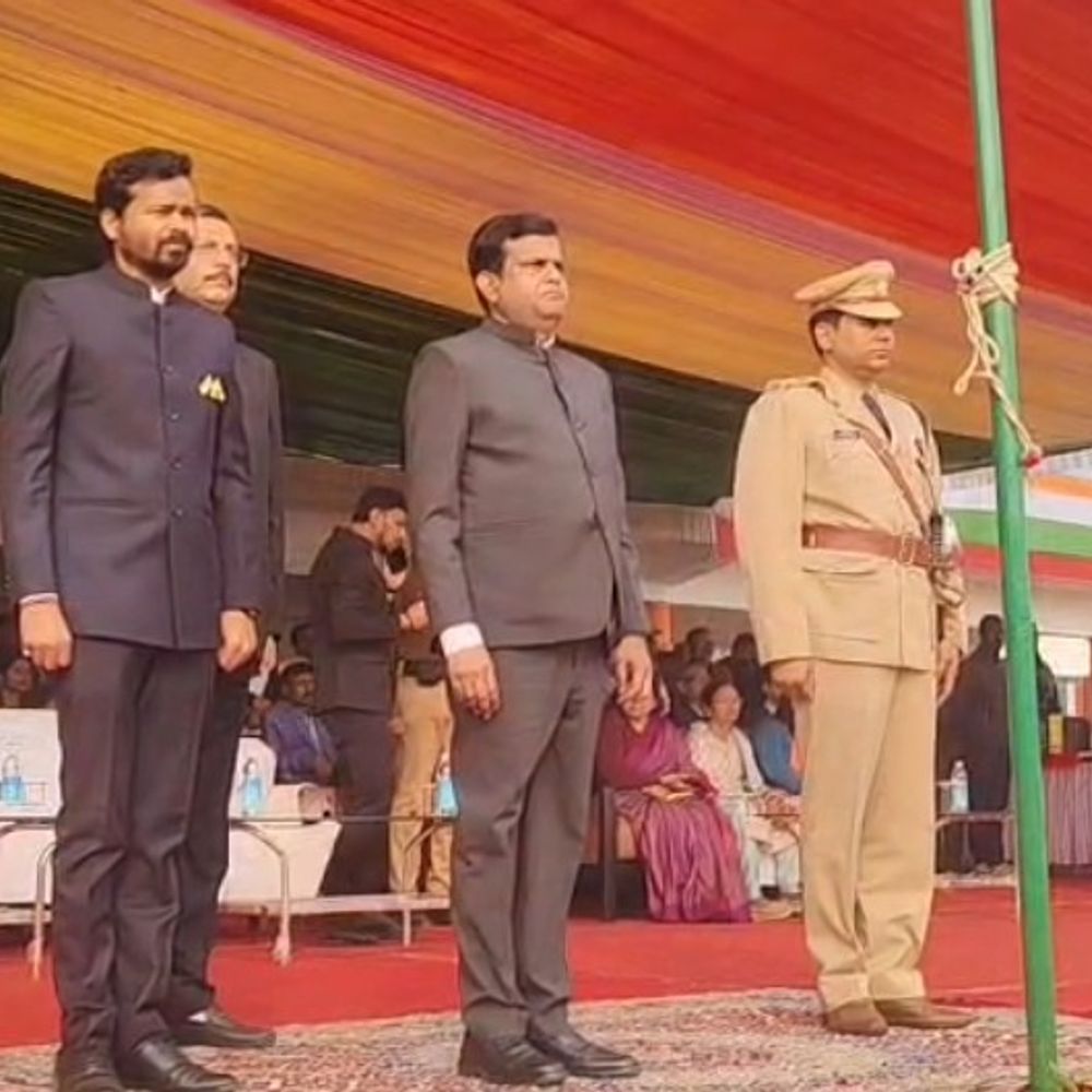 किशनगंज में 77वां गणतंत्र दिवस समारोह:शहीद अशफाकउल्ला खान स्टेडियम में मुख्य कार्यक्रम, डीएम-एसपी ने फहराया तिरंगा