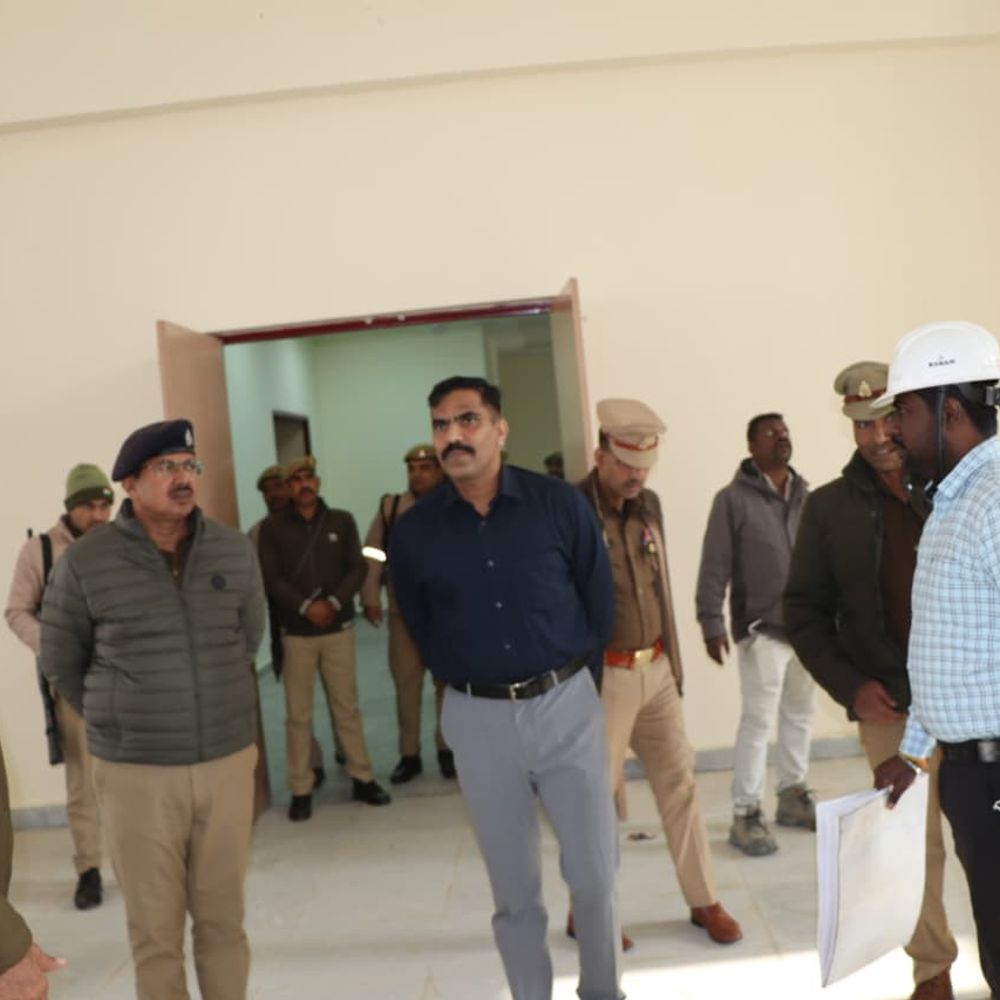 डीआईजी मुनिराज जी ने किया अमरोहा पुलिस लाइंस का निरीक्षण:निर्माण कार्यों की प्रगति और गुणवत्ता का जायजा लिया