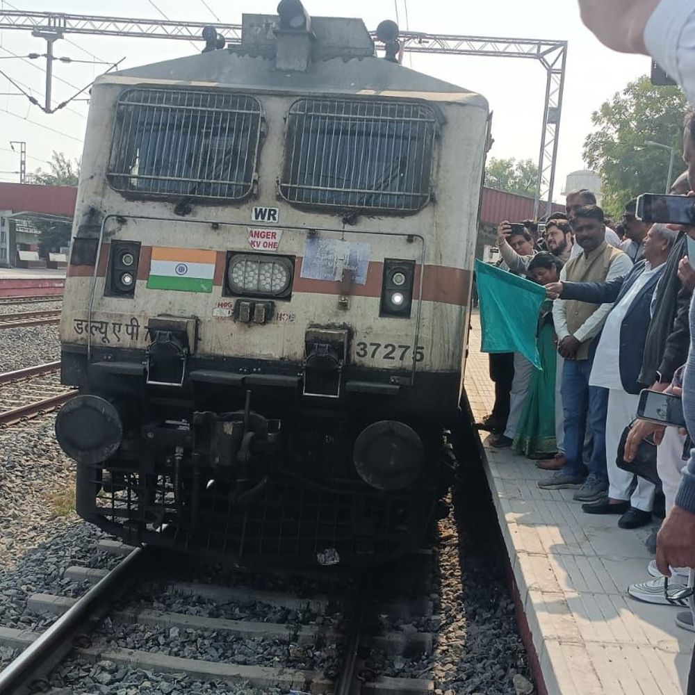 पिंडवाड़ा स्टेशन पर साबरमती-गोरखपुर ट्रेन का ठहराव शुरू:विधायक समाराम गरासिया ने हरी झंडी दिखाकर किया शुभारंभ