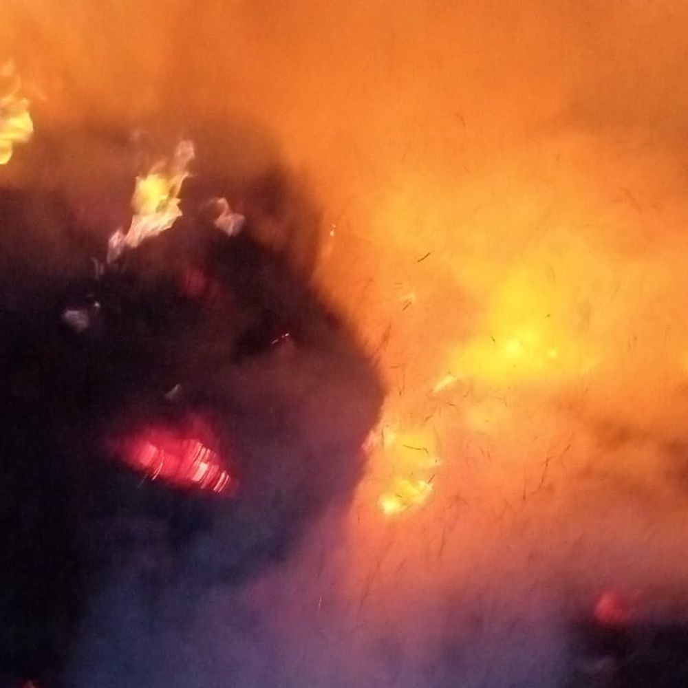 पुआल में लगी आग, दमकल की 5 गाड़ियां पहुंची:पानी डालने के बावजूद 10 घंटे तक सुलगती रही आग, किसान ने की मुआवजे की मांग