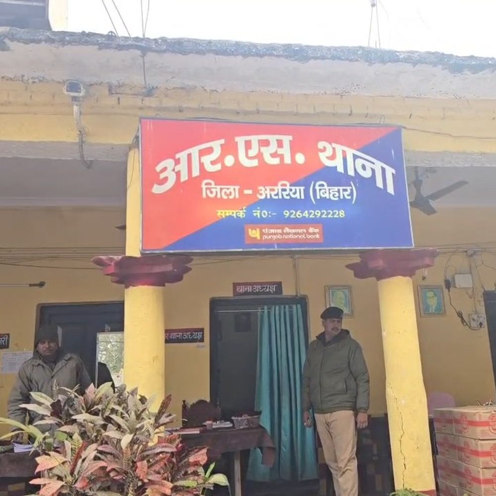 अररिया में 202 ग्राम स्मैक के साथ 2 युवक गिरफ्तार:गिदरिया फ्लाईओवर के पास से बाइक भी जब्त, पूछताछ जारी