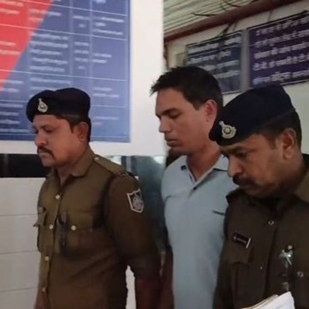 7 साल की बच्ची से अश्लील हरकत, कॉन्स्टेबल गिरफ्तार:झाबुआ में चॉकलेट के बहाने घर बुलाया; मां पहुंची तो बेटी घबराकर बाहर निकली