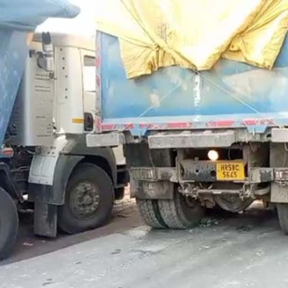 रायगढ़ में गाड़ियों से गिर रहा फ्लाईएश:सड़के हो रही खराब, ग्रामीणों ने वाहनों को रोका, परिवहन में नियमों का हो रहा उल्लंघन