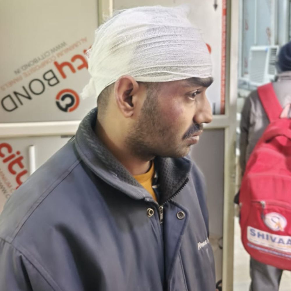 पटना में दुकानदार की बीच सड़क पर पिटाई:काउंटर से 8900 रुपए लूटने का आरोप, पुराने विवाद में घटना की आशंका