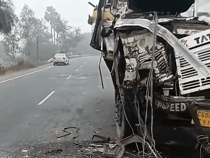 मुजफ्फरपुर-समस्तीपुर मार्ग पर दो ट्रकों की टक्कर:मौके पर मौजूद लोगों ने लूटी शराब की बोतले, चालक का पैर स्टीयरिंग में फंसा