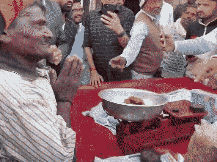 खजूर बेचने वाले पन्ना भैया से मिले केंद्रीय मंत्री शिवराज:विदिशा में खुद तौलकर खरीदे और भुगतान किया, मोटर ट्राई-साइकिल देने के निर्देश