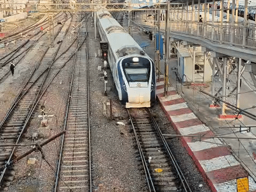 रेलवे का नया नियम:स्लीपर वंदे भारत में 400 किमी से कम दूरी के लिए आरक्षण नहीं, डिजिटल पेमेंट पर 24 घंटे में रिफंड