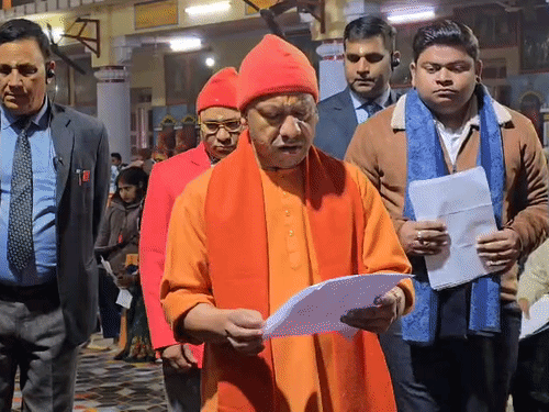 सीएम ने कहा-गोरखपुर महोत्सव में न हो असुविधा:अधिकारियों के साथ बैठक में दिए निर्देश; तैयारियों के बारे में जाना