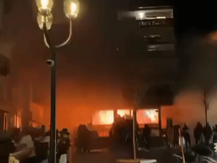 स्विट्जरलैंड के रेस्टोरेंट में ब्लास्ट, कई लोगों की मौत:नए साल पर जश्न के दौरान हादसा, वजह का अभी खुलासा नहीं