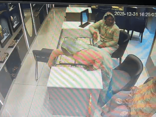 14 लाख की ज्वैलरी 14 मिनट में उड़ाई:प्रयागराज में 4 लेडी ज्वैल थीफ का कारनामा, सामने खड़े सेल्समैन को भनक तक नहीं लगी