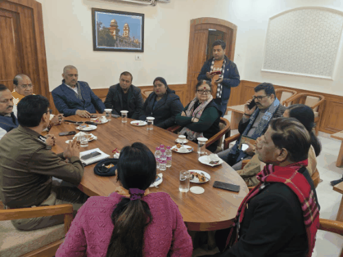 थाना प्रभारी नशे में जनप्रतिनिधियों से करते हैं अभद्रता:पुलिस कमिश्नर से सांसद-विधायकों ने की शिकायत, कानून व्यवस्था को लेकर हुई थी बैठक