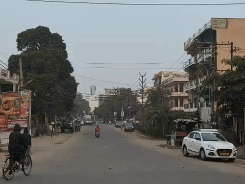 गाजियाबाद में 7 डिग्री तापमान में शीतलहर:कोहरे से निजात मिली पर सर्द हवाएं बढ़ा रहीं ठिठुरन