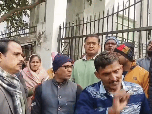 प्रतियोगी छात्रों का चयन आयोग के बाहर प्रदर्शन:प्रयागराज में प्रतियोगी छात्रों की मांग, प्राविधिक कला को टीजीटी के नए विज्ञापन में शामिल करे आयोग