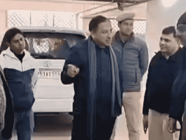 नगर आयुक्त ने बंधू सिंह मल्टीपार्किंग का किया निरीक्षण:घंटाघर से अलहदादपुर तक बनेगी स्मार्ट रोड, लोगों को मिलेगा जाम से राहत