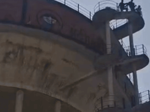 4 दिन से पेयजल संकट, 2 सभासद टैंक पर चढ़े:बदायूं में नगर पालिका के खिलाफ प्रदर्शन, आपूर्ति बहाल करने की मांग