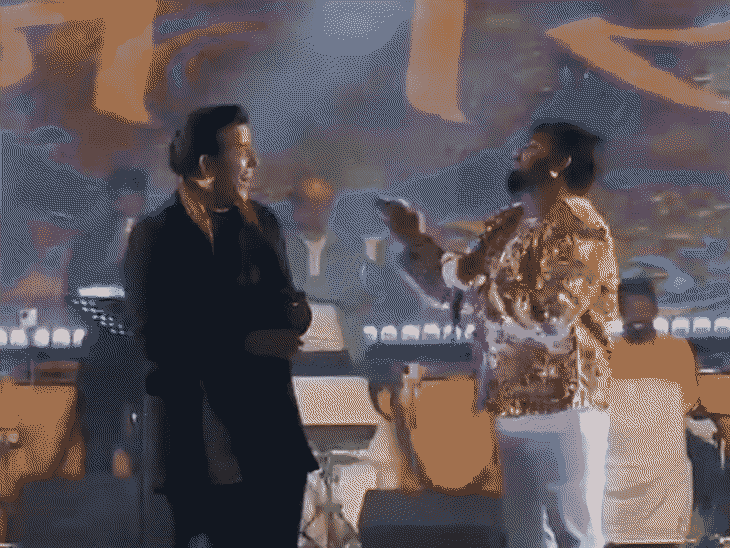 गोरखपुर महोत्सव में झूमे रवि किशन और पवन सिंह:’राजा जी के दिलवा टूट जाई’ पर दर्शकों ने किया गमछा डांस, देखें VIDEO