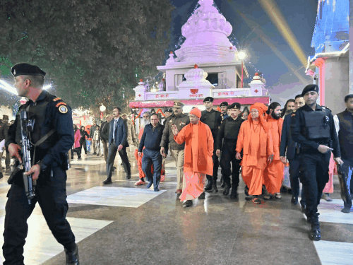 सीएम ने परखीं खिचड़ी मेले की तैयारियां:श्रद्धालुओं की सुविधा के लिए रात में मंदिर परिसर का किया निरीक्षण