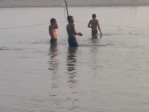 गंगा घाट पर मकर संक्रांति पर उमड़ी भीड़:कानपुर में श्रद्धालुओं ने स्नान किया, सूर्य को अर्घ्य देकर दान दिया