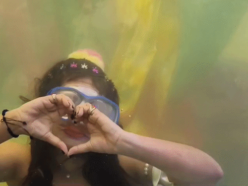 गोरखनाथ मेले में ‘जलपरी’ का दीदार हुआ महंगा:भीड़ को देखते हुए बढ़ा टिकट का रेट, 80 के बजाय 100 रुपए दे रहे लोग