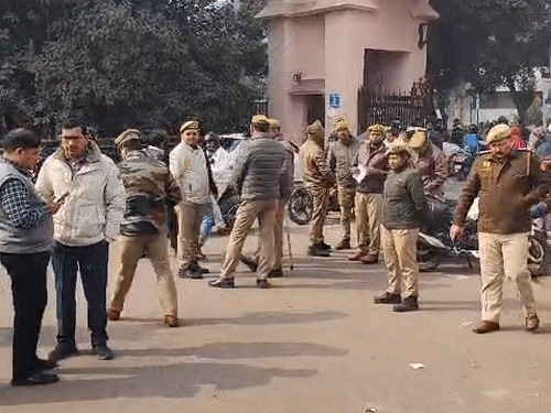 KGMU के सामने हनुमान चालीसा पाठ टला:VHP ने आह्वान किया था, पुलिस मुस्तैद देख प्लान बदला, GPO पहुंच नारेबाजी की