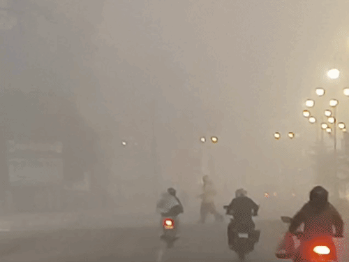 गोरखपुर में कोहरा कम, गलन बरकरार:दिन में धूप से मिलेगी राहत, 7 डिग्री तक गिरेगा पारा, 20 ट्रेनें घंटों लेट