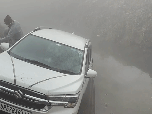 प्रसूता को ले जा रही कार नहर में गिरी:कुशीनगर में घने कोहरे के कारण हादसा, राहगीरों ने सभी को बचाया