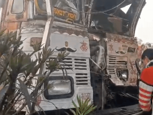 कुशीनगर में कोहरे से NH28 पर 4 ट्रकों की भिड़ंत:एक चालक घायल, नेशनल हाईवे पर जाम लगा; NHAI ने साइन बोर्ड नहीं लगवाया