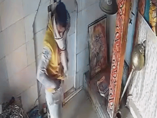 हनुमान मंदिर से चांदी का मुकुट और खड़ाऊ चोरी, VIDEO:अमेठी में ताला तोड़कर अंदर घुसा, घटना CCTV में कैद