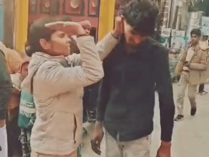 गोरखपुर में शोहदे को 30 सेकेंड में 12 थप्पड़-VIDEO:पढ़ने जा रही छात्रा का हाथ पकड़कर खींचा था, पुलिस ने सबक सीखाया