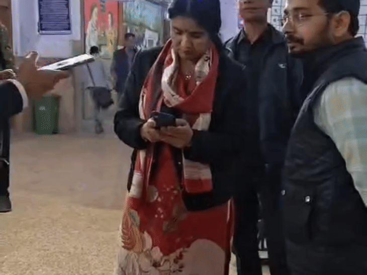 हनुमंतिया में मजदूरों से भरी ट्रैक्टर-ट्रॉली पलटी:22 घायल, 35 लोग थे सवार, मजदूरी का काम खत्म कर गांव लौट रहे थे