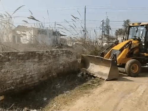 KDA ने बिना नक्शे की गई सात बीघा प्लाटिंग गिराई:बिठूर व कल्याणपुर में बिना नक्शे हो रही अन्य प्लाटिंग भी होंगी ध्वस्त