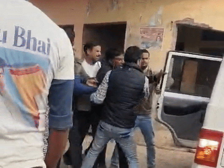 फिरोजाबाद में जेई को खींचकर ले गई विजिलेंस टीम:टीम ने उठाकर गाड़ी में डाला, मुश्त समाधान योजना कैंप में कार्रवाई
