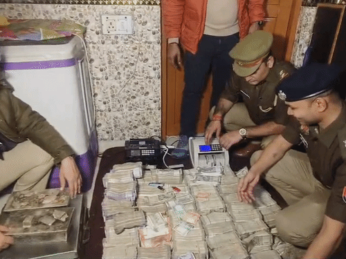 हवाला कारोबार से जुड़े गैंग के 5 मेंबर अरेस्ट:कलक्टरगंज में एक मकान से 2 करोड़ कैश मिला, पुलिस ने मशीन से गिने नोट