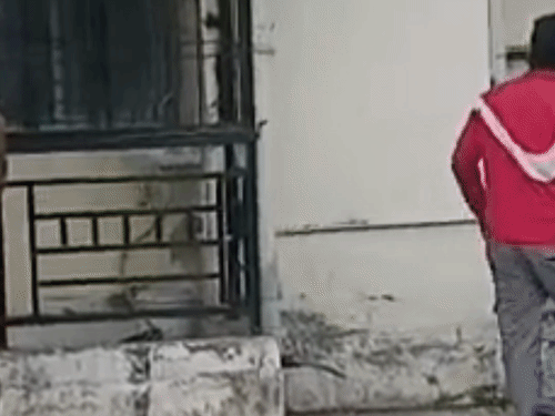 पनकी में बंद फ्लैट में शॉर्ट सर्किट से आग लगी:खिड़की तोड़कर फायर फाइटर्स घुसे, घंटेभर में बुझा सके