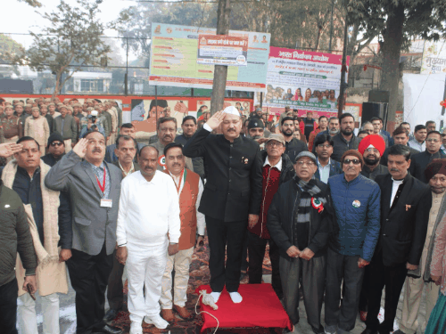 मेरठ कमिश्नर ने तिरंगा फहराया:गणतंत्र दिवस पर सभी को दिलाई शपथ, बच्चों को गिफ्ट बांटे