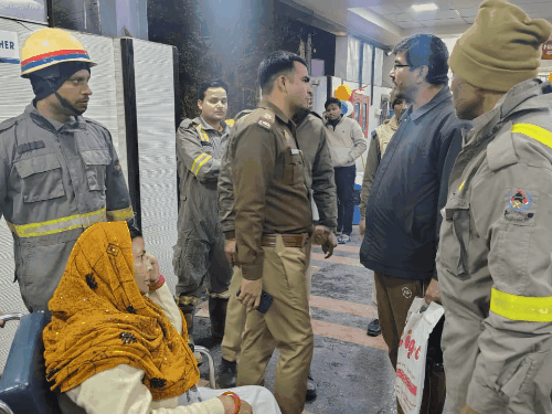 हल्दीराम रेस्टोरेंट की लिफ्ट में 30 मिनट फंसे रहे मां-बेटे:तेज हवा और बारिश से हुआ था फॉल्ट, कॉफी पीने गए थे मां-बेटे