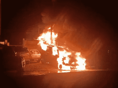 किदवई नगर में हाईटेंशन लाइन गिरने से 2 कारें खाक:इलाकाई लोग बोले- सड़क निर्माण के लिए ठेकेदार ने कटवाए पेड़, कमजोर हो गई थे तार