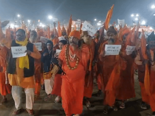 UGC बिल के खिलाफ दंडी स्वामियों ने कैंडल मार्च निकाला:माघ मेले संत बोले-सवर्णों पर खतरा, हिंदुत्व को तोड़ने की साजिश