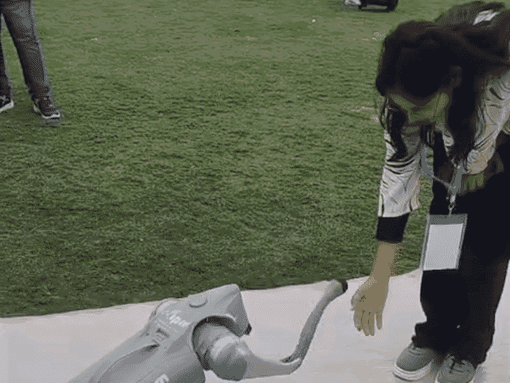 गोरखपुर में साइबर सुरक्षा और तकनीकी ओर:ड्रोन से राहत पैकेट, रोबोट डॉग रहा आकर्षण का केन्द्र, लोग आते जाते मिला रहे हाथ